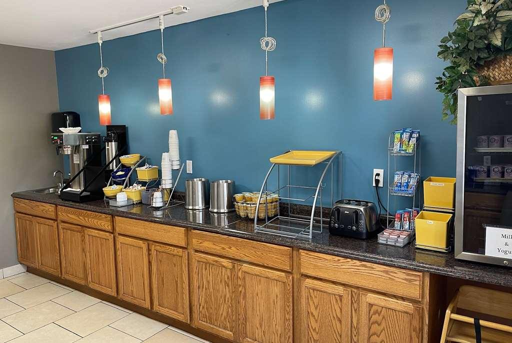 Days Inn By Wyndham Imlay City Restaurant photo