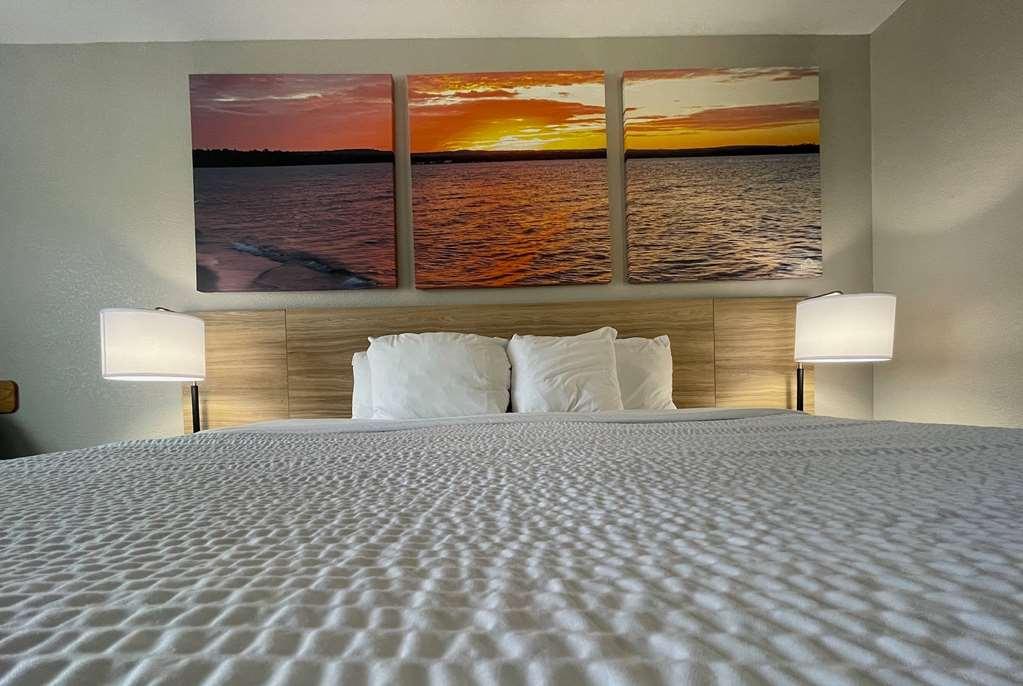 Days Inn By Wyndham Imlay City Room photo