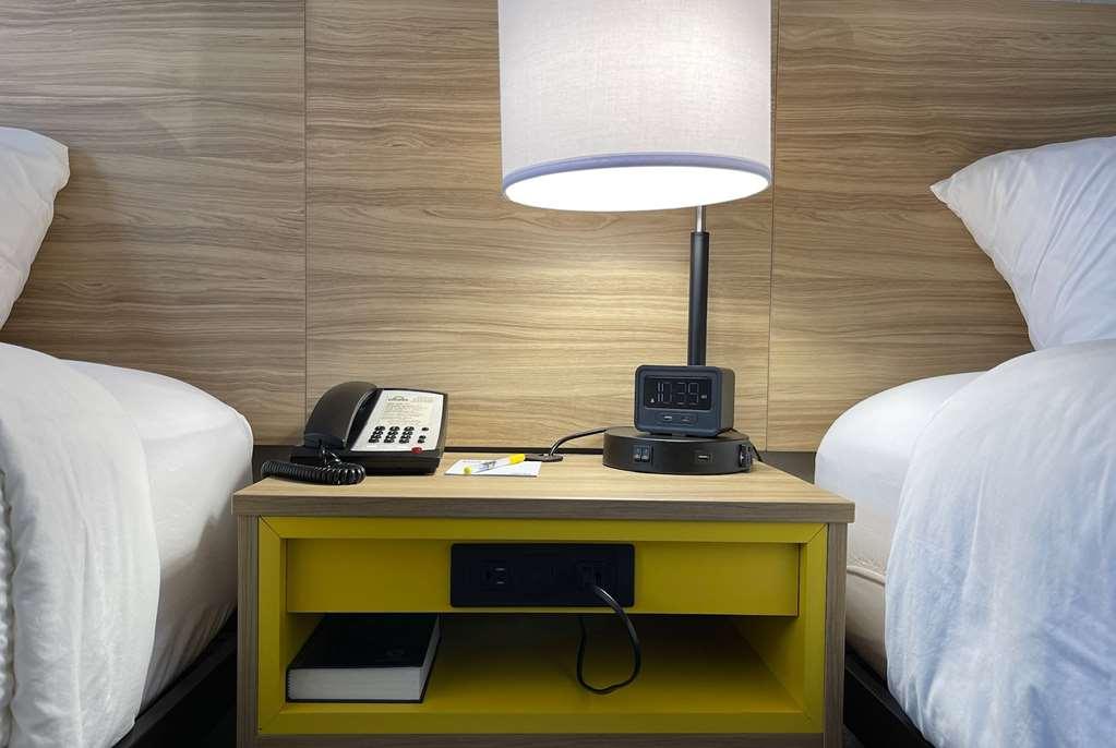Days Inn By Wyndham Imlay City Room photo