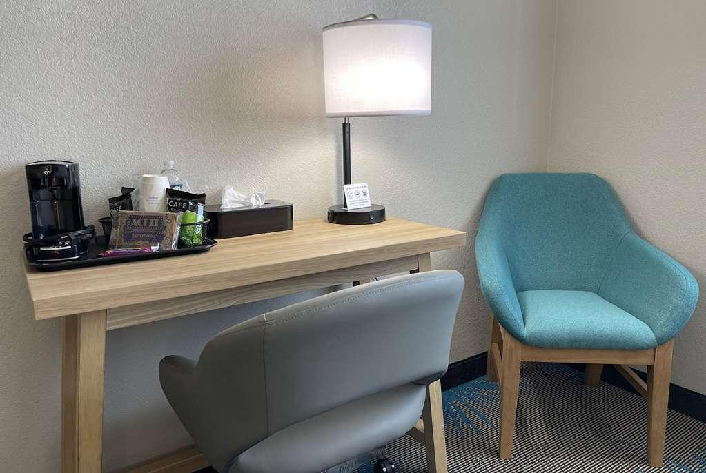 Days Inn By Wyndham Imlay City Room photo